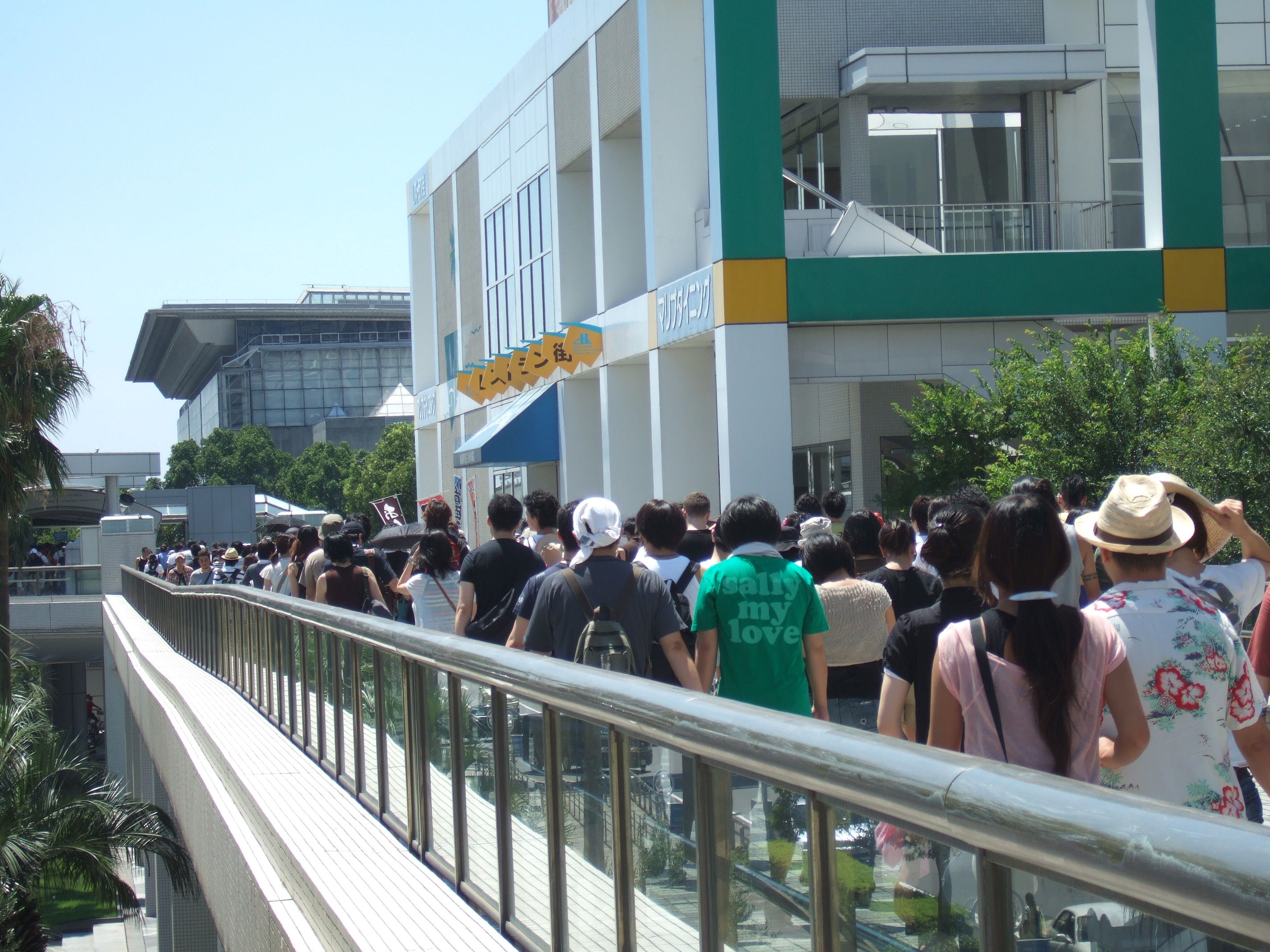 会場までの行列。毎年午前中の光景です。