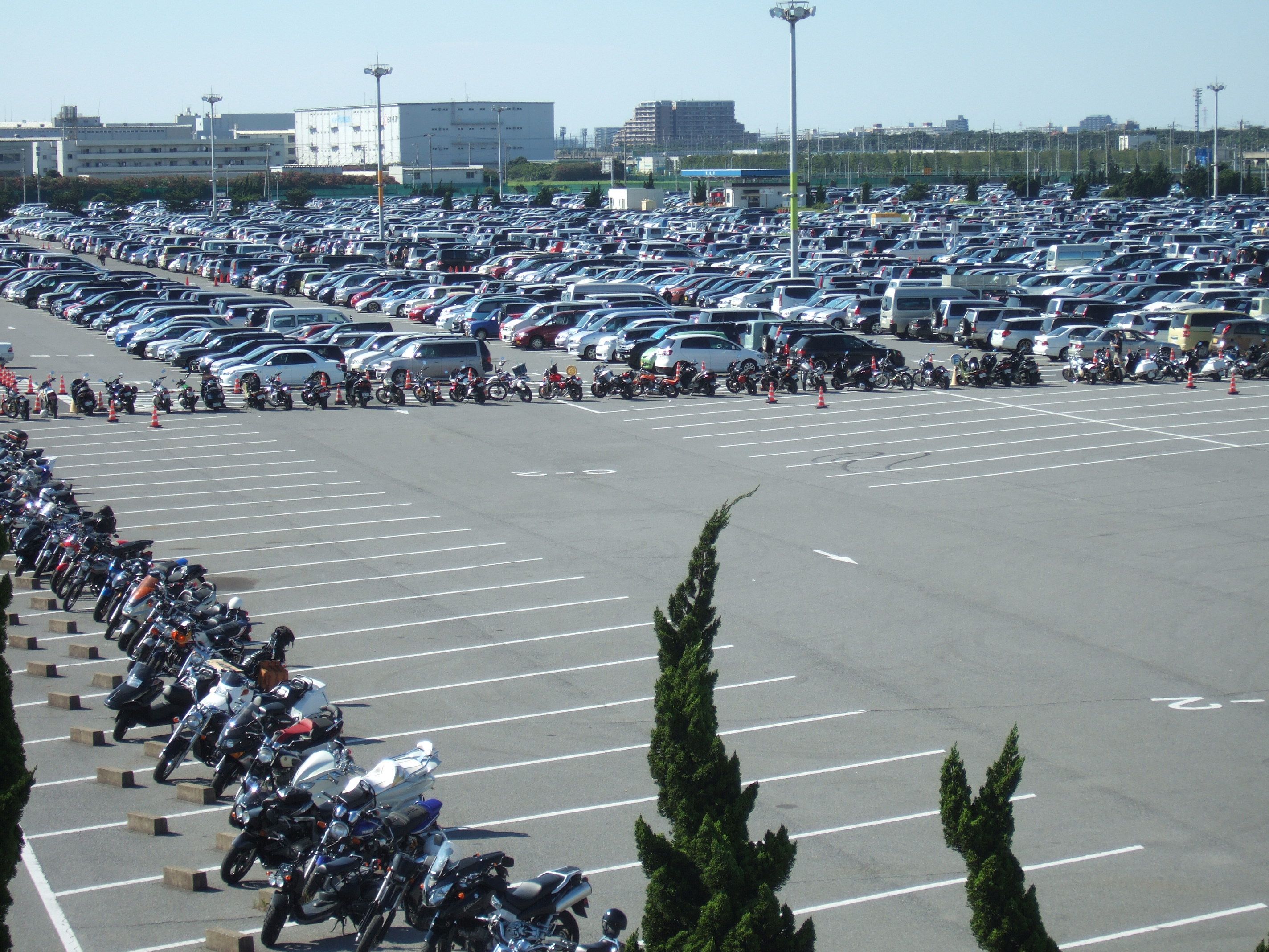 駐車場。手前はバイクの駐輪場。