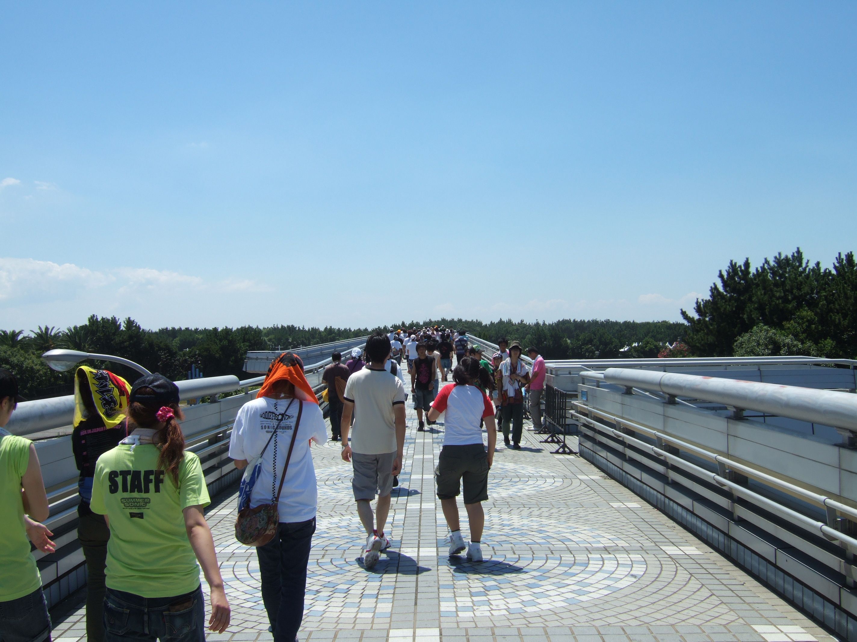 マリンステージ南側の歩道橋。