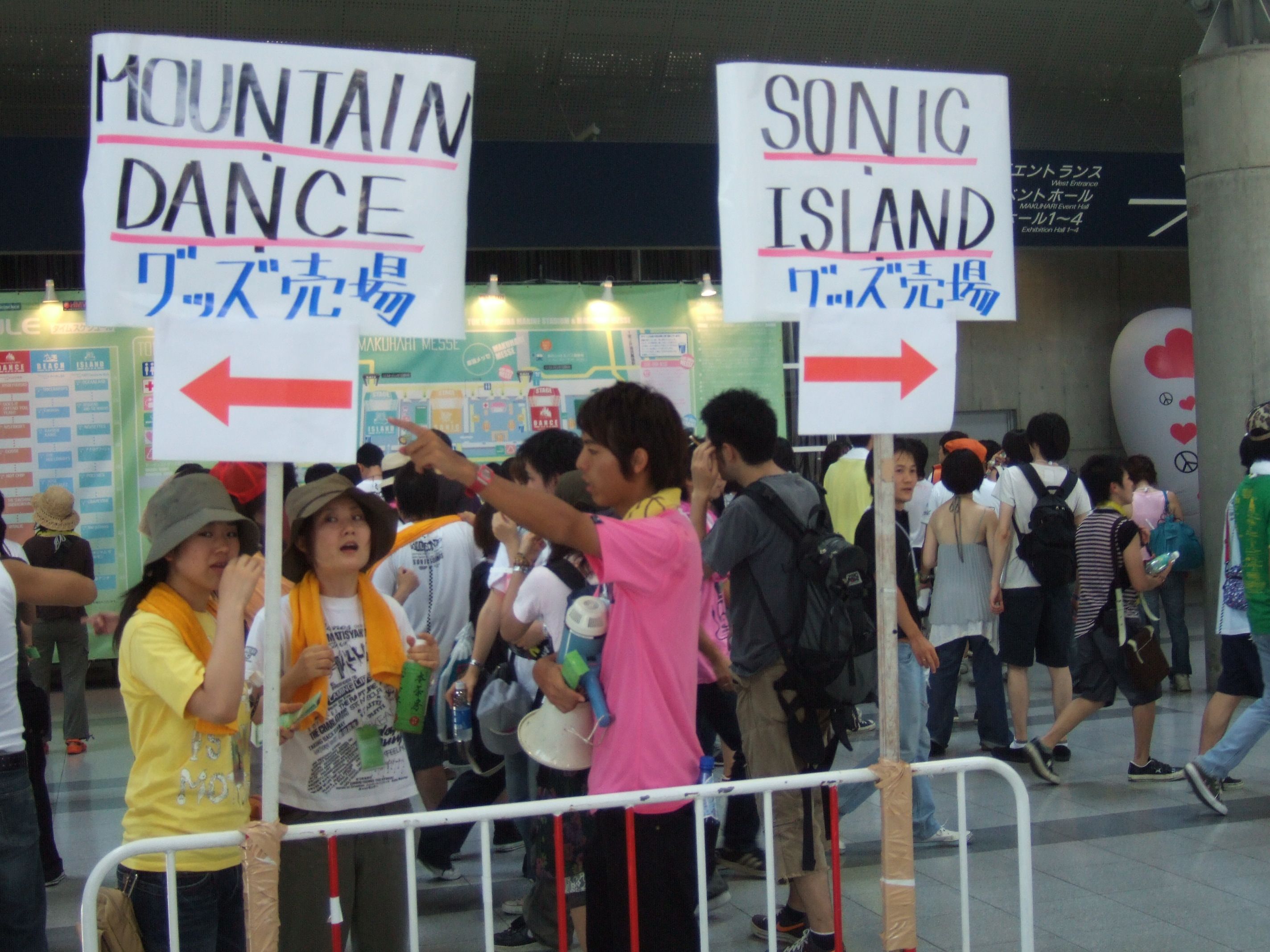 幕張メッセ内はステージが4つあります。年によって数は異なります。