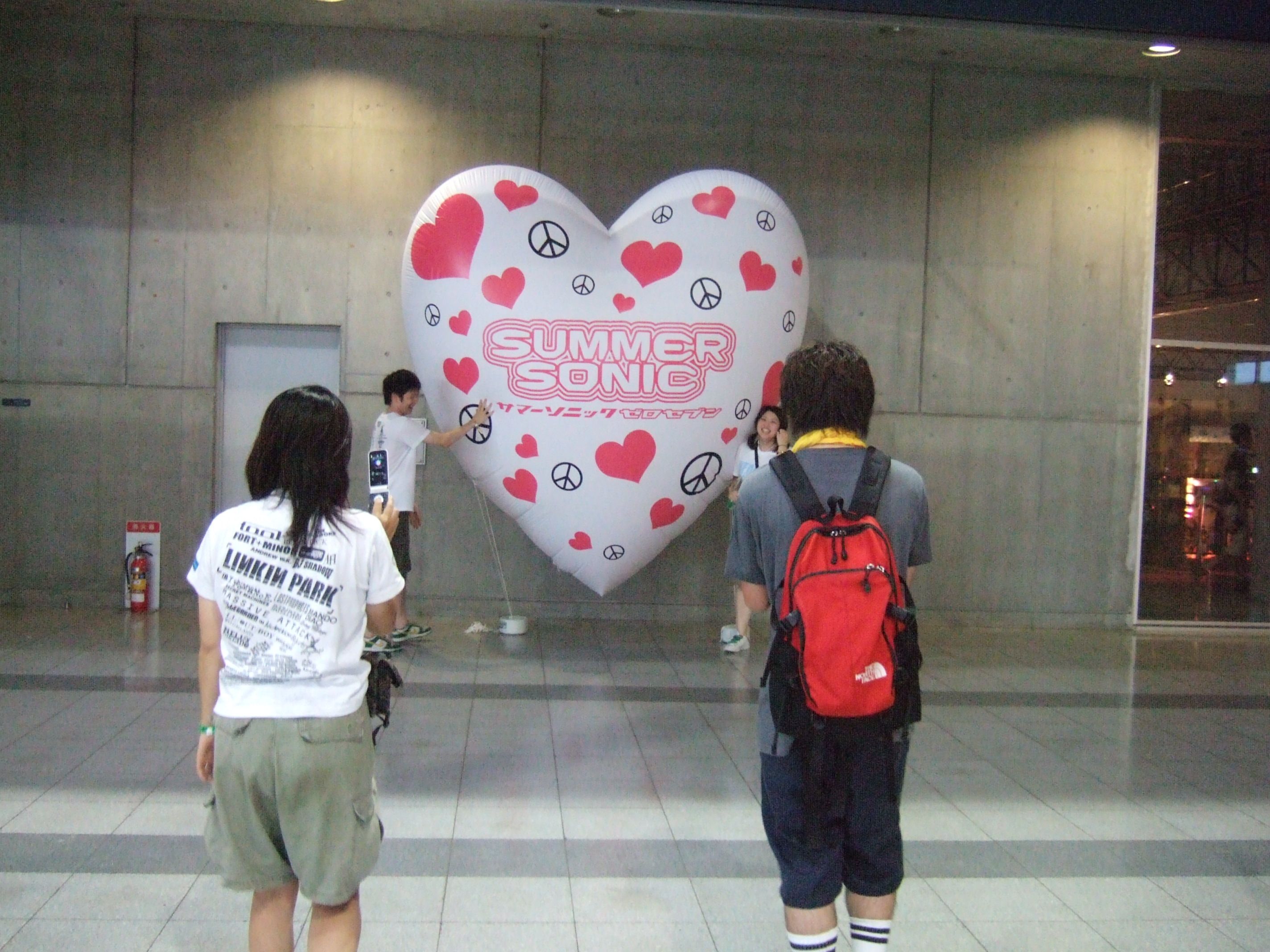ハート型のバルーン。写真を撮るのは女性が多い。 