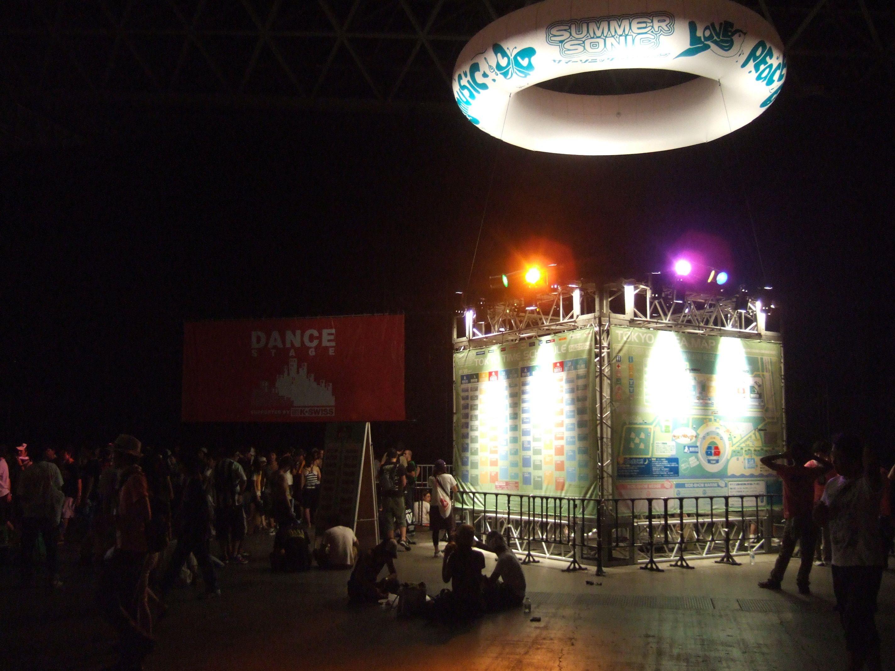 アドバルーンの下にタイムテーブルとステージマップがあります。