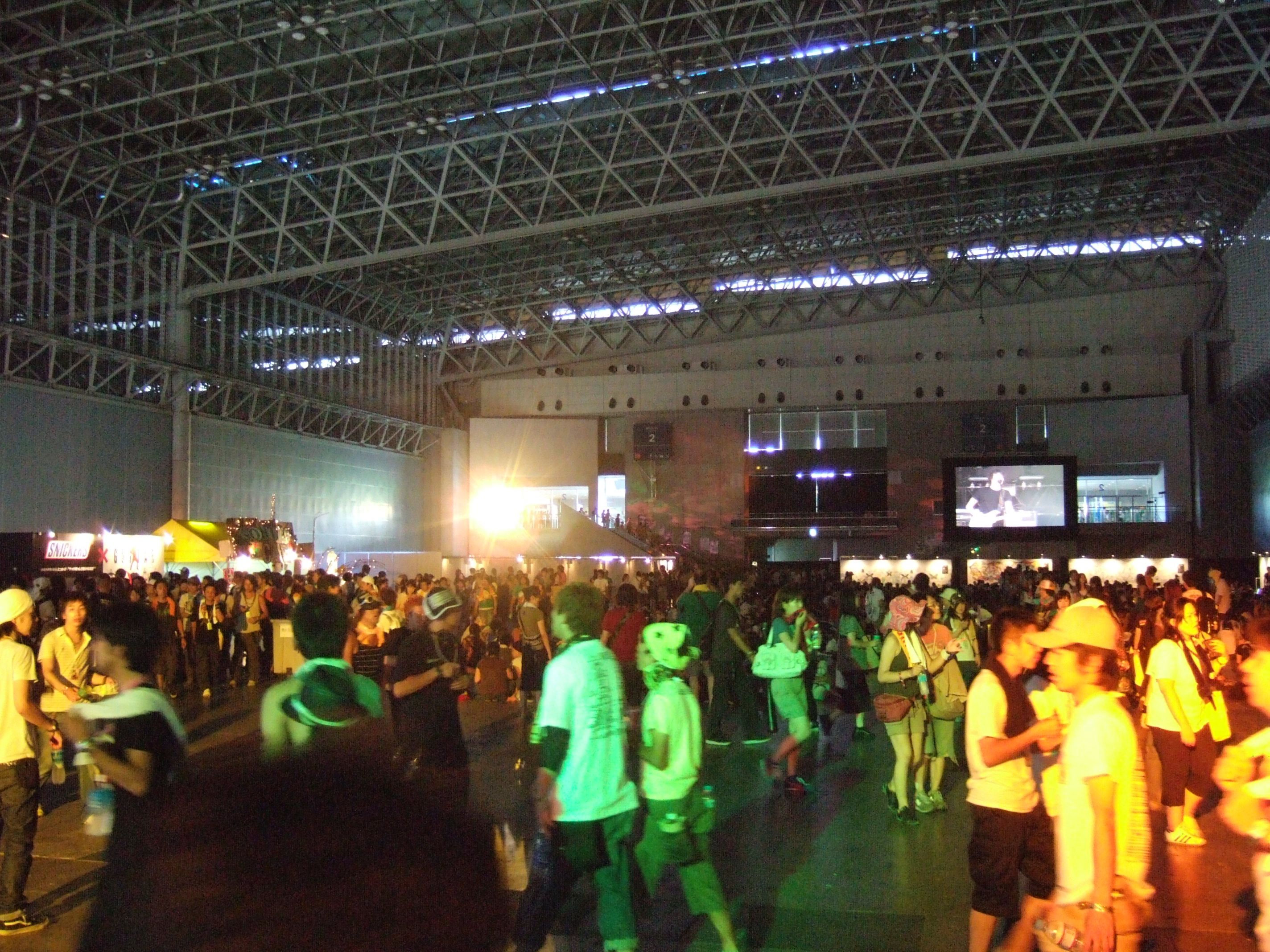 右奥のモニターにはマリンステージの映像が映っています。