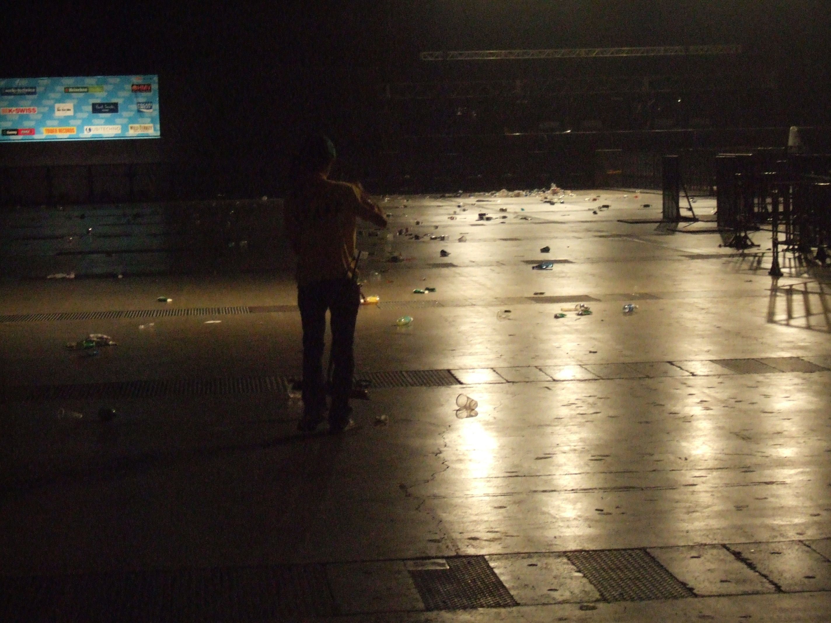 ごみを掃除する人。