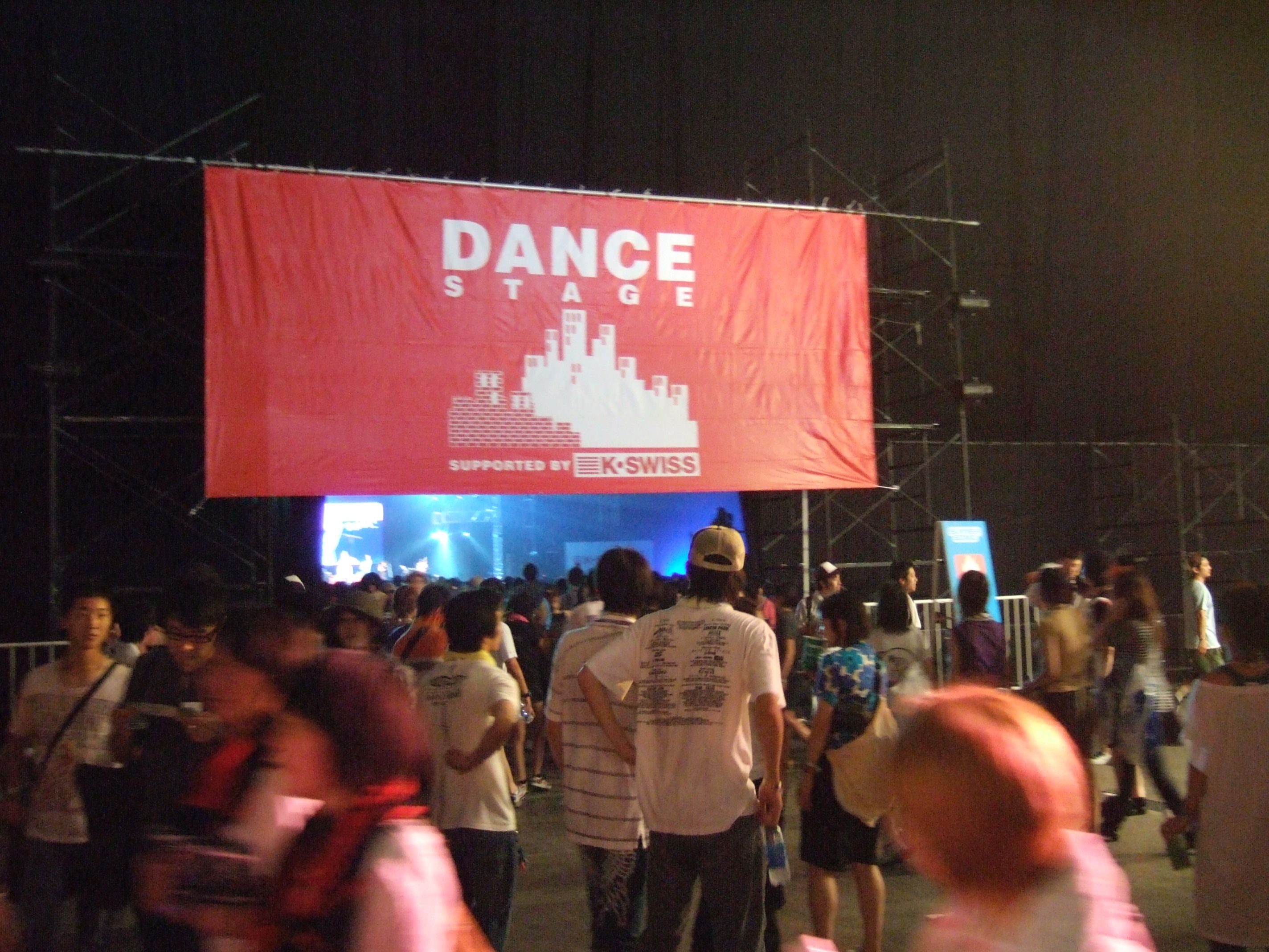 ダンスステージ。幕張メッセの中では小規模ステージ。