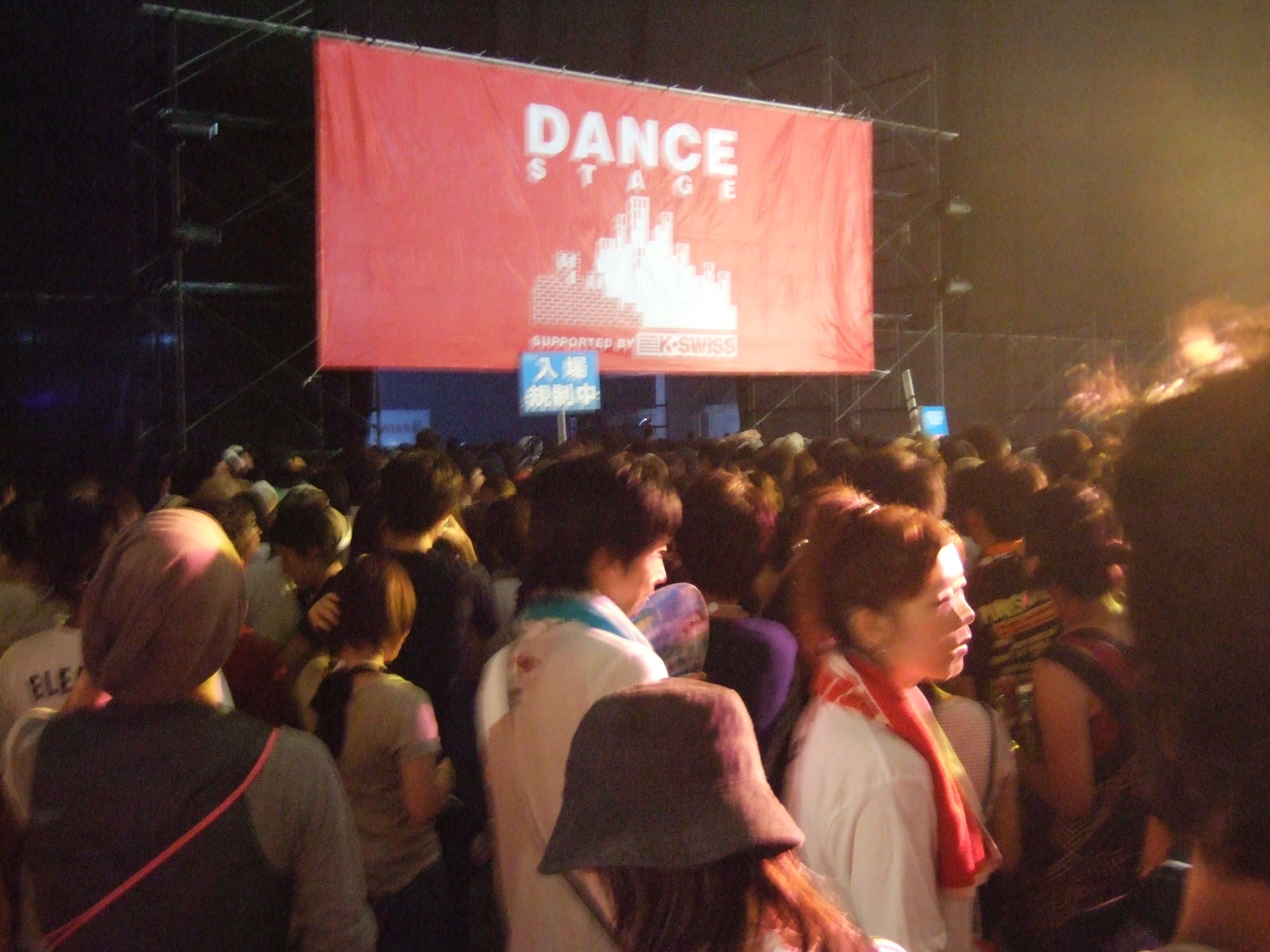 入場規制されたザ・クラクソンズ。