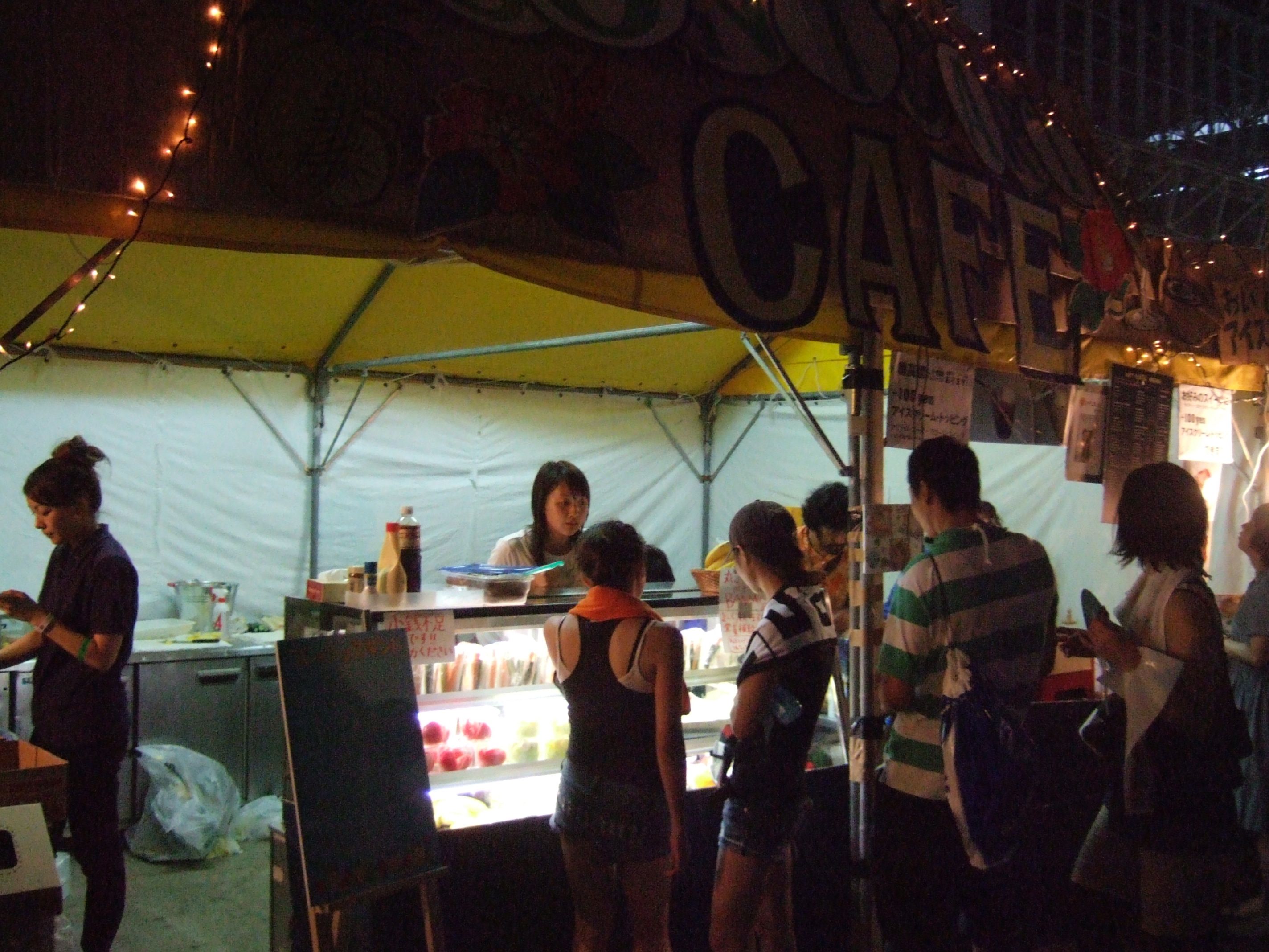 幕張メッセ内の飲食店一覧。スティックの野菜を販売している店。