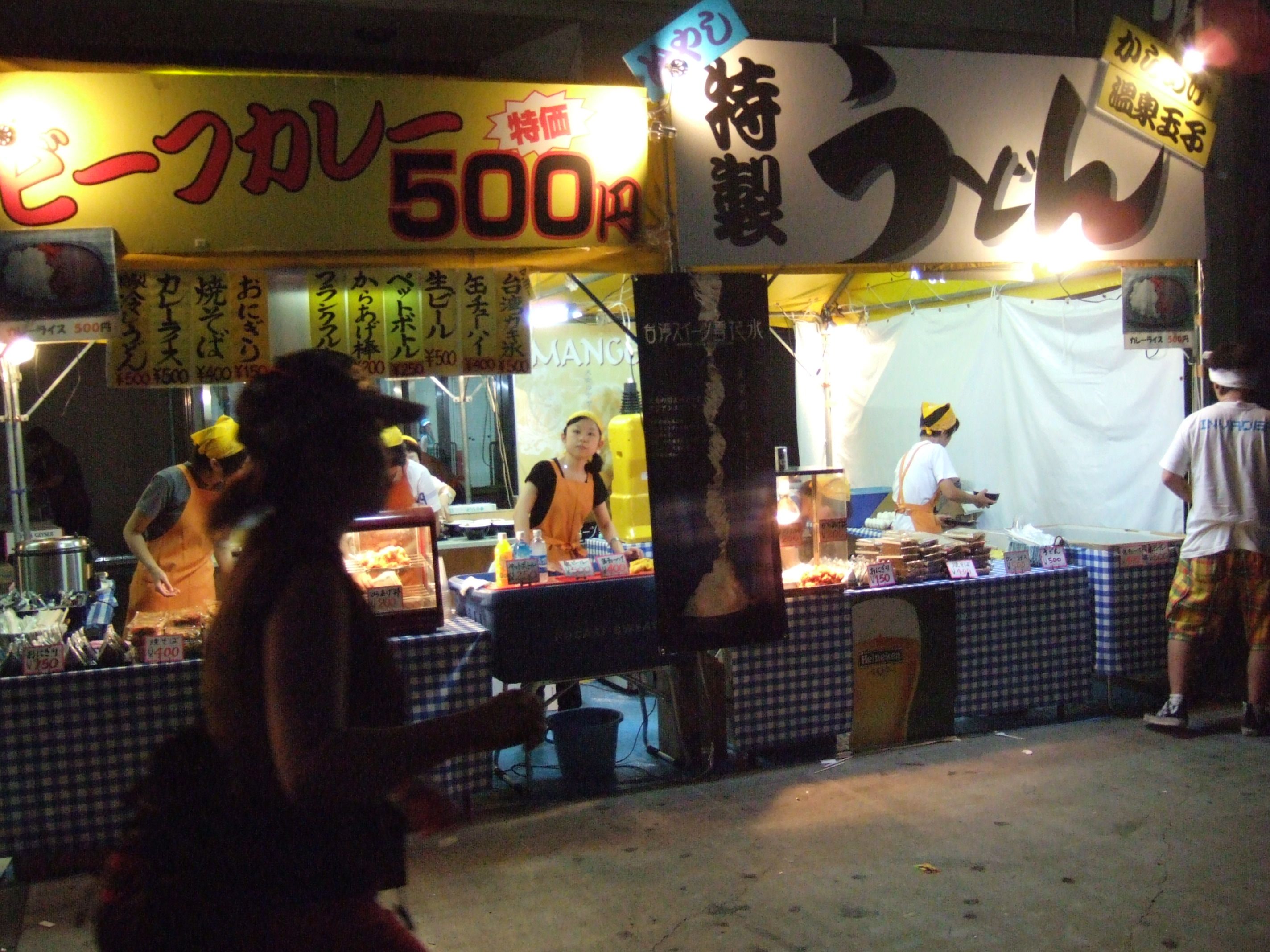 カレー店とうどん店。