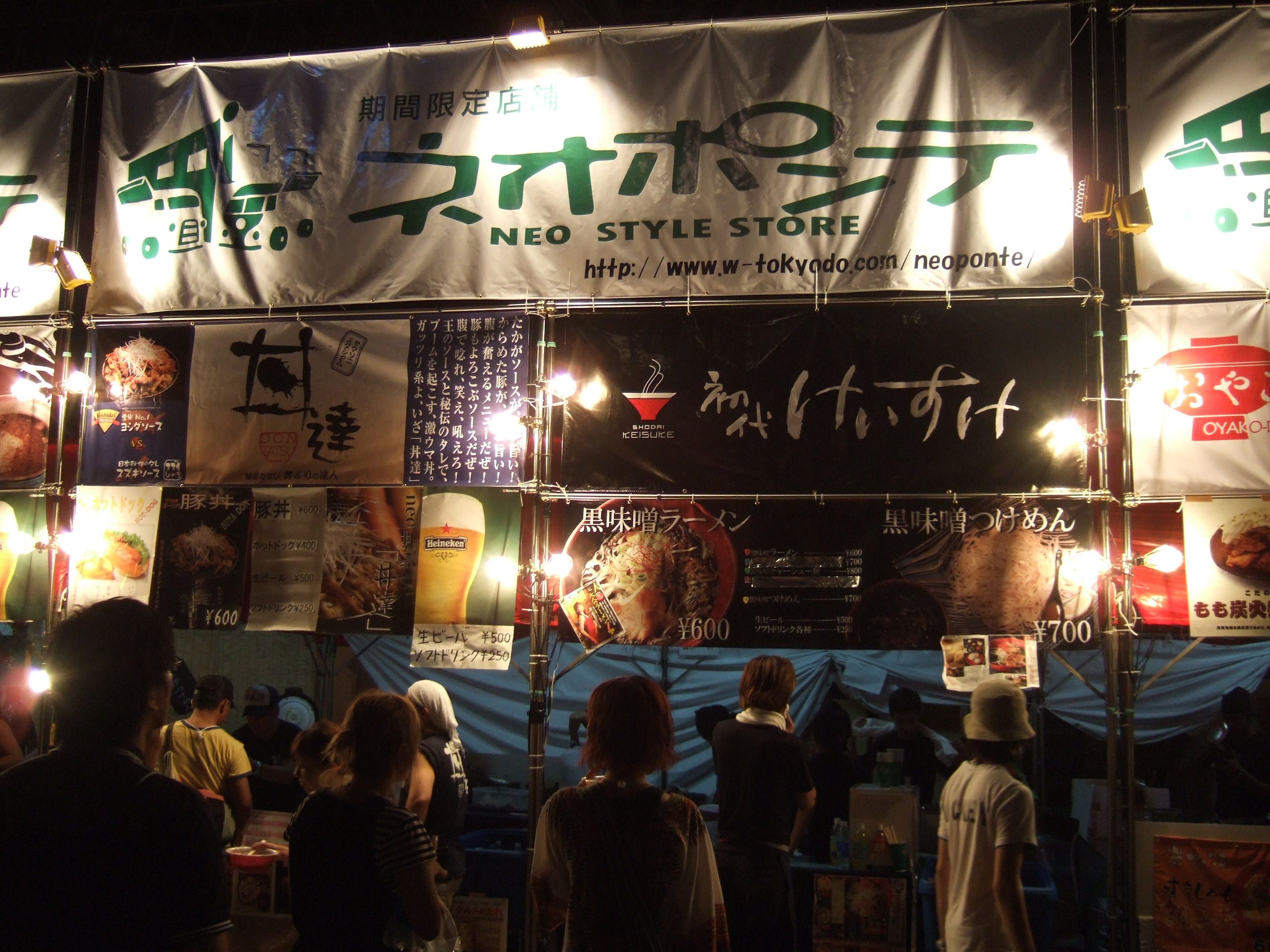 麺と丼物が多い。