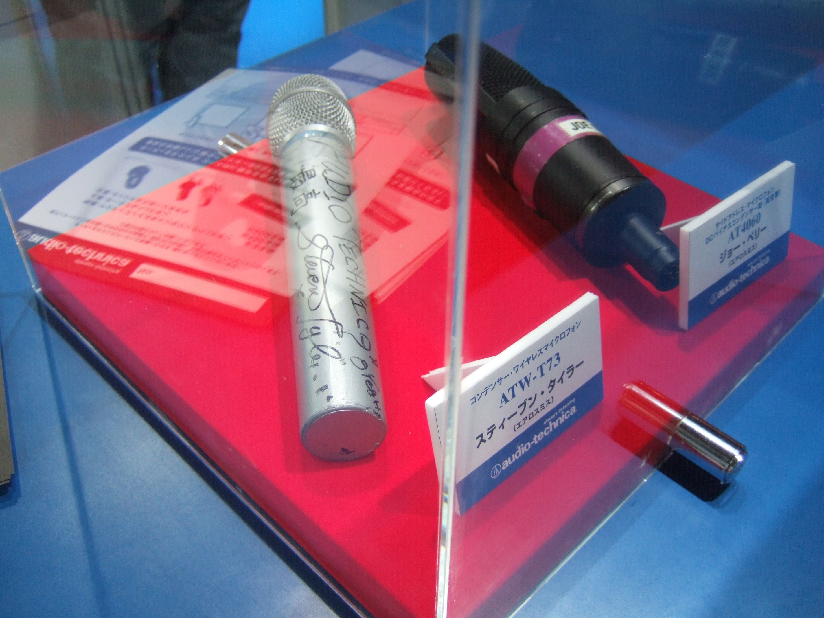 エアロスミスのスティーブン・タイラーとジョー・ペリーのサイン入りマイク。