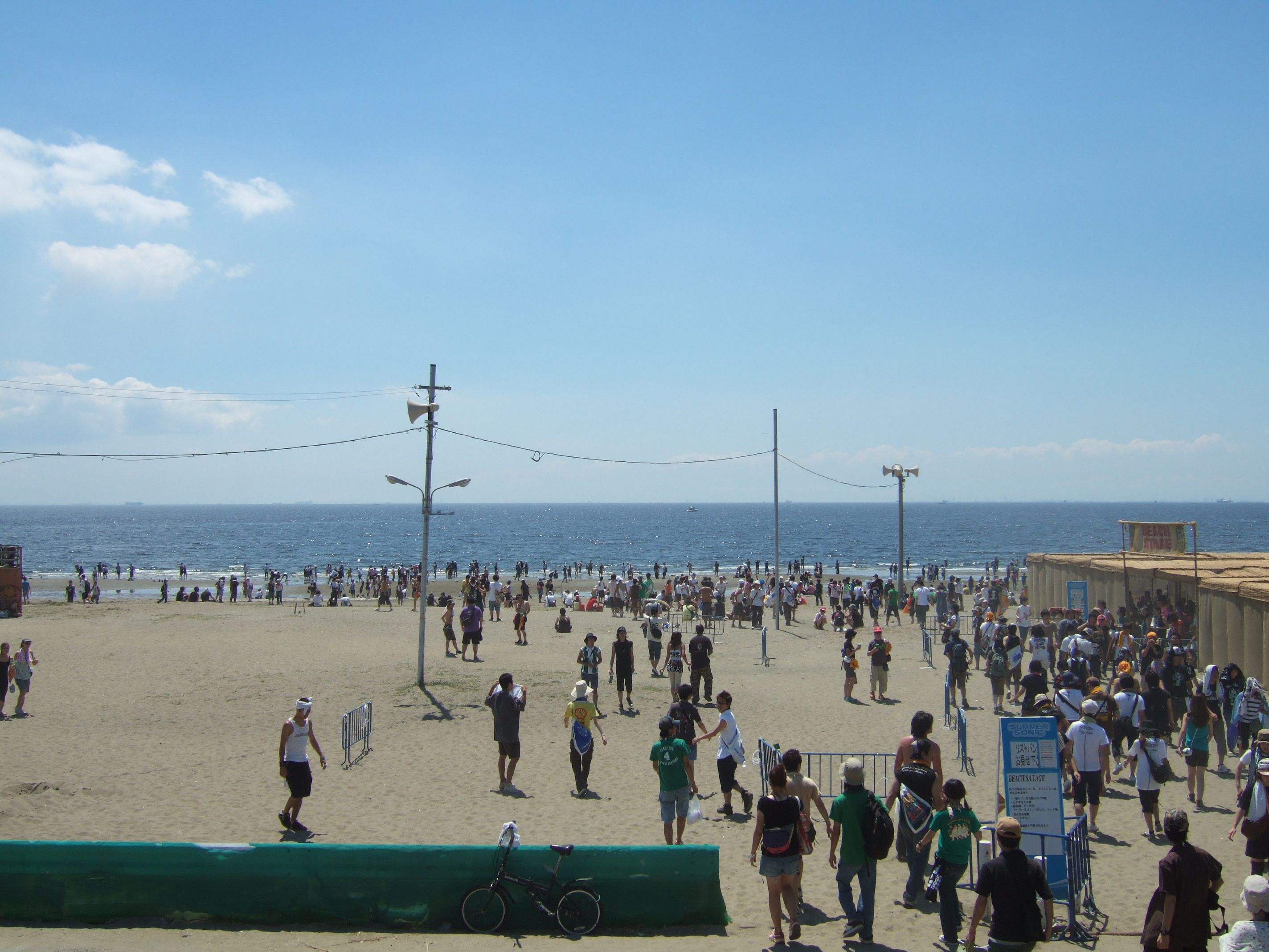 &nbsp;ビーチステージは幕張の浜の砂浜にあります。