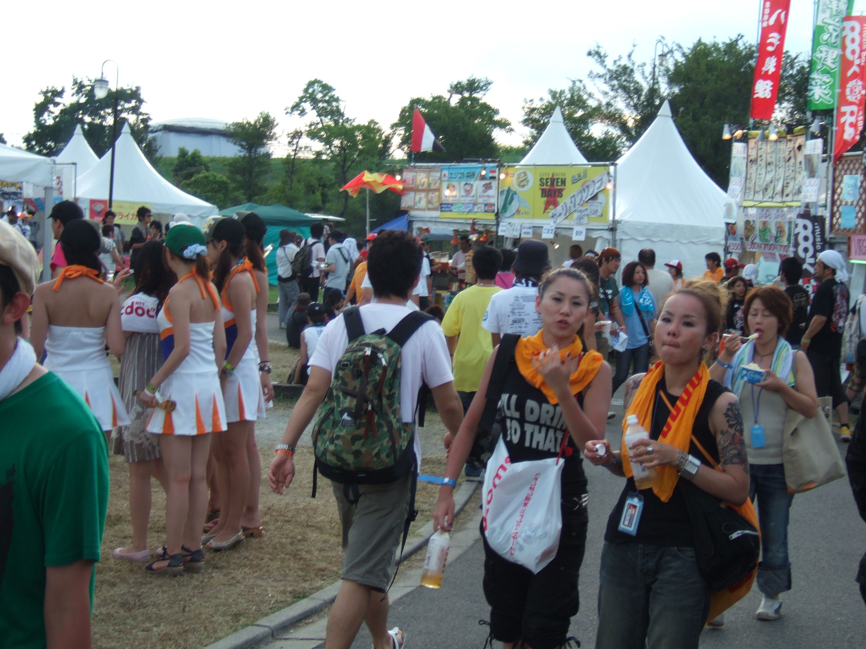 飲食店、物販店の並び。