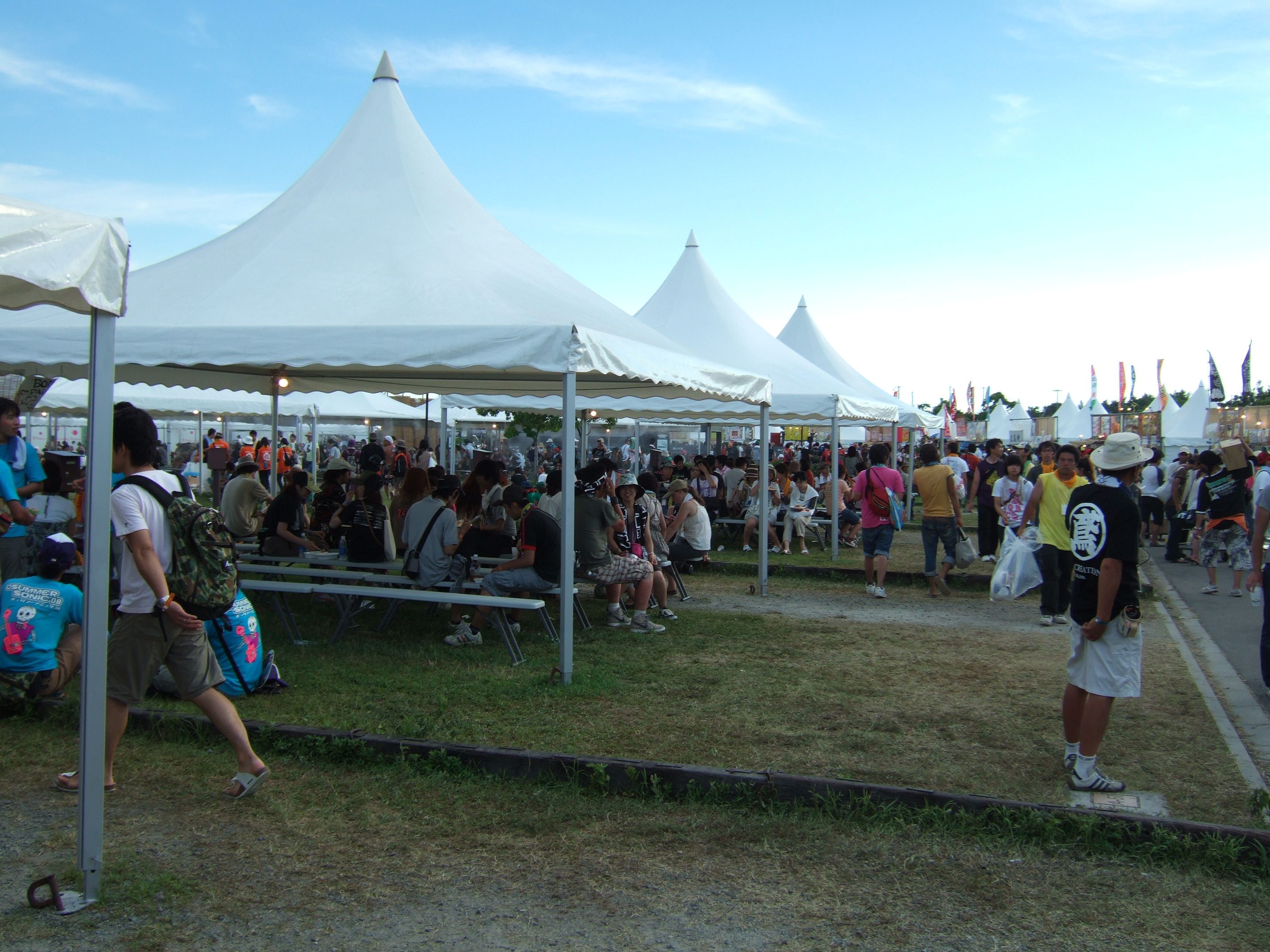 テント付きの飲食、休憩席。