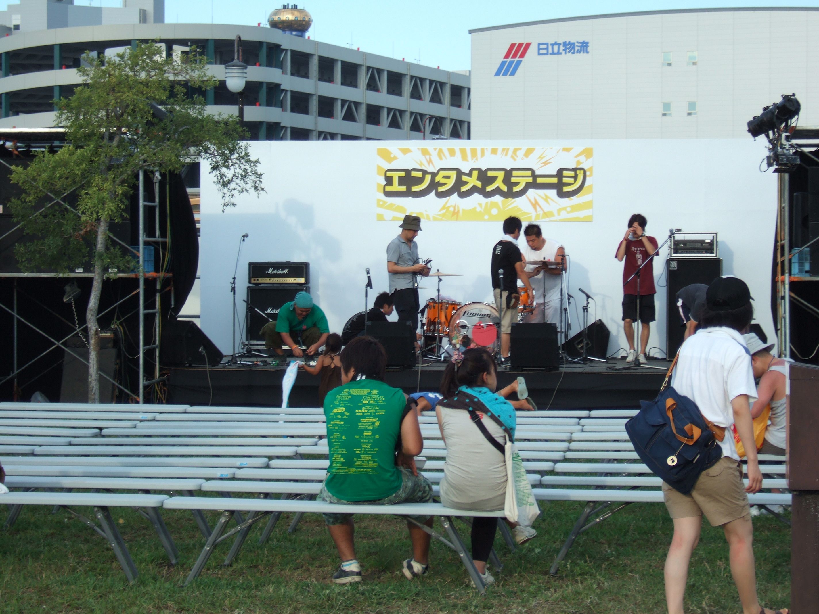 オアシスエリアのエンタメステージ。