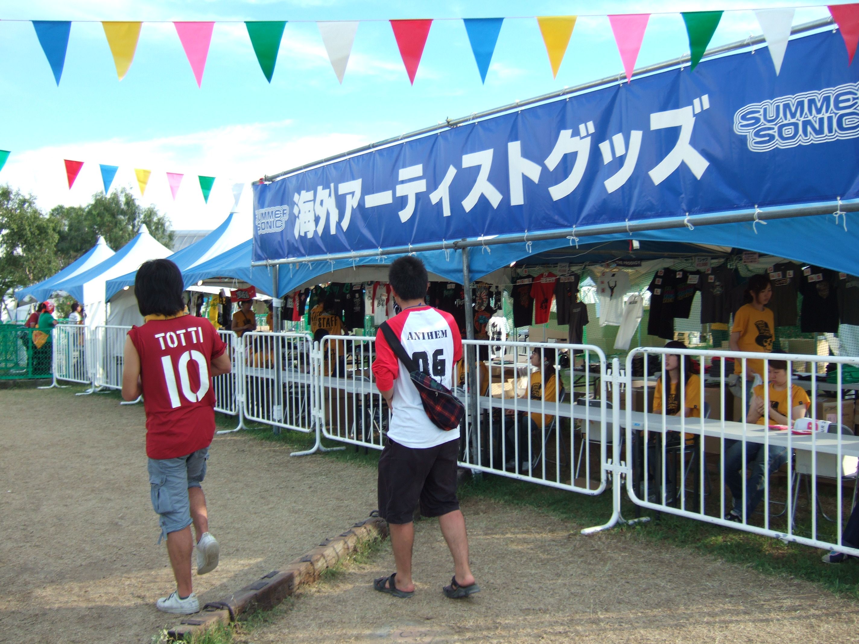 グッズ売り場はオアシスエリア内にあります。