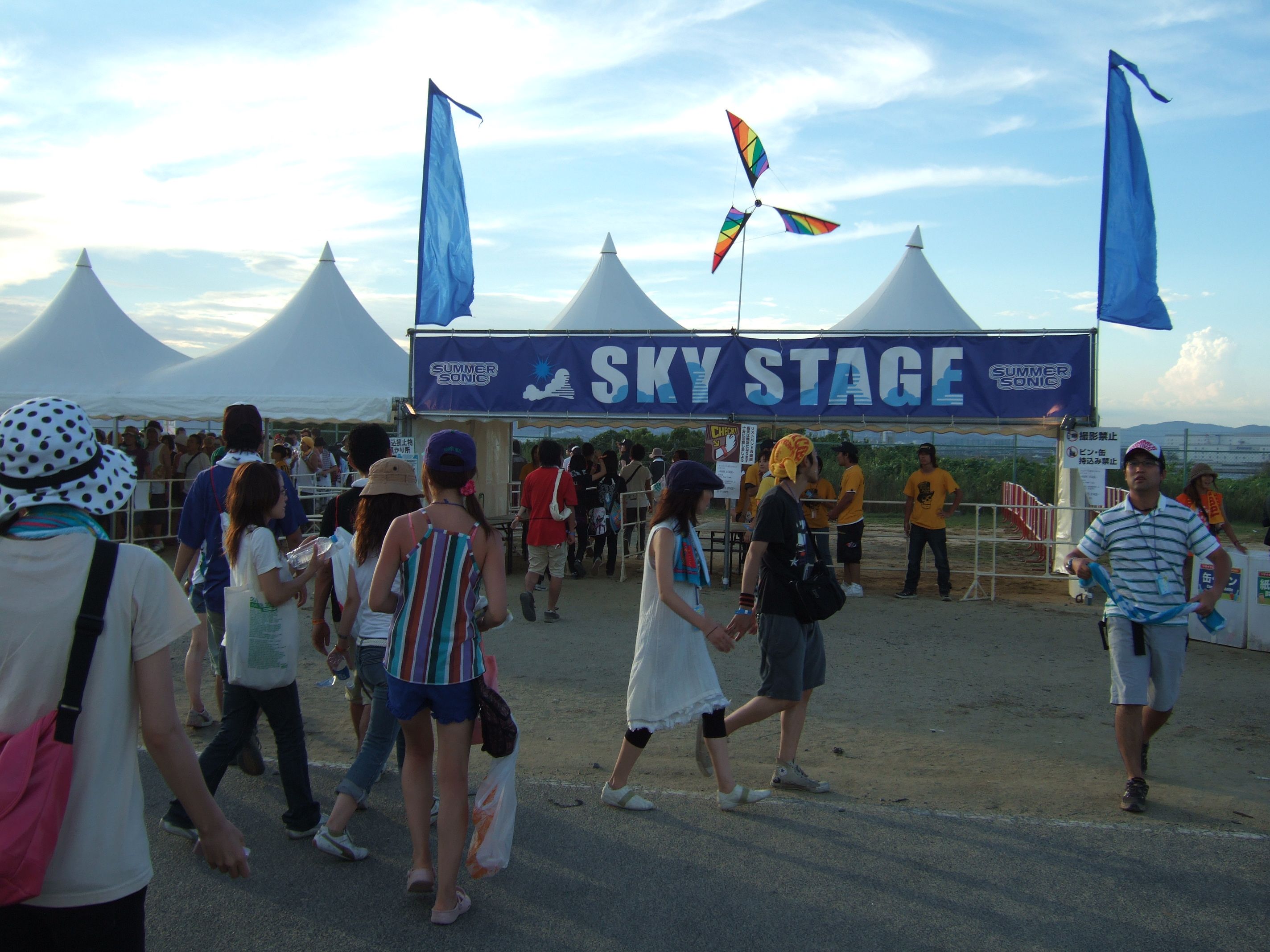 ステージ前のリストバンドチェック。