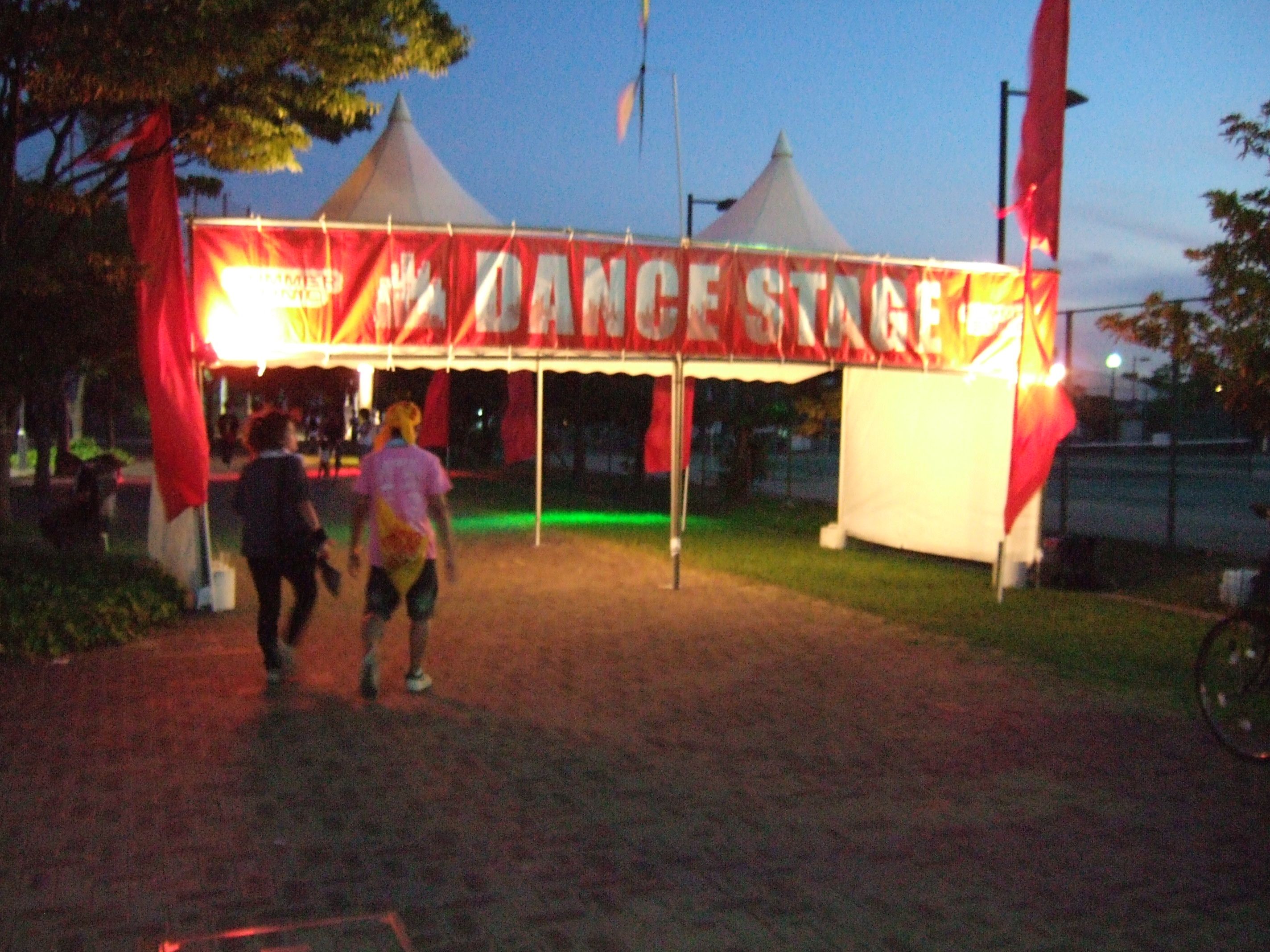 ダンスステージは屋内テニスコートを使っています。