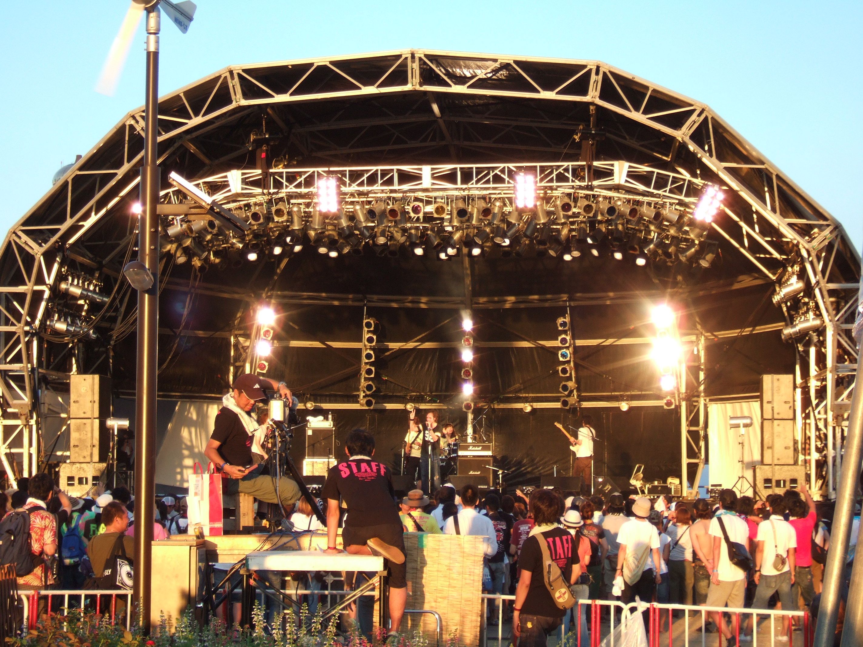 ライブハウスの野外版のようなイメージ。