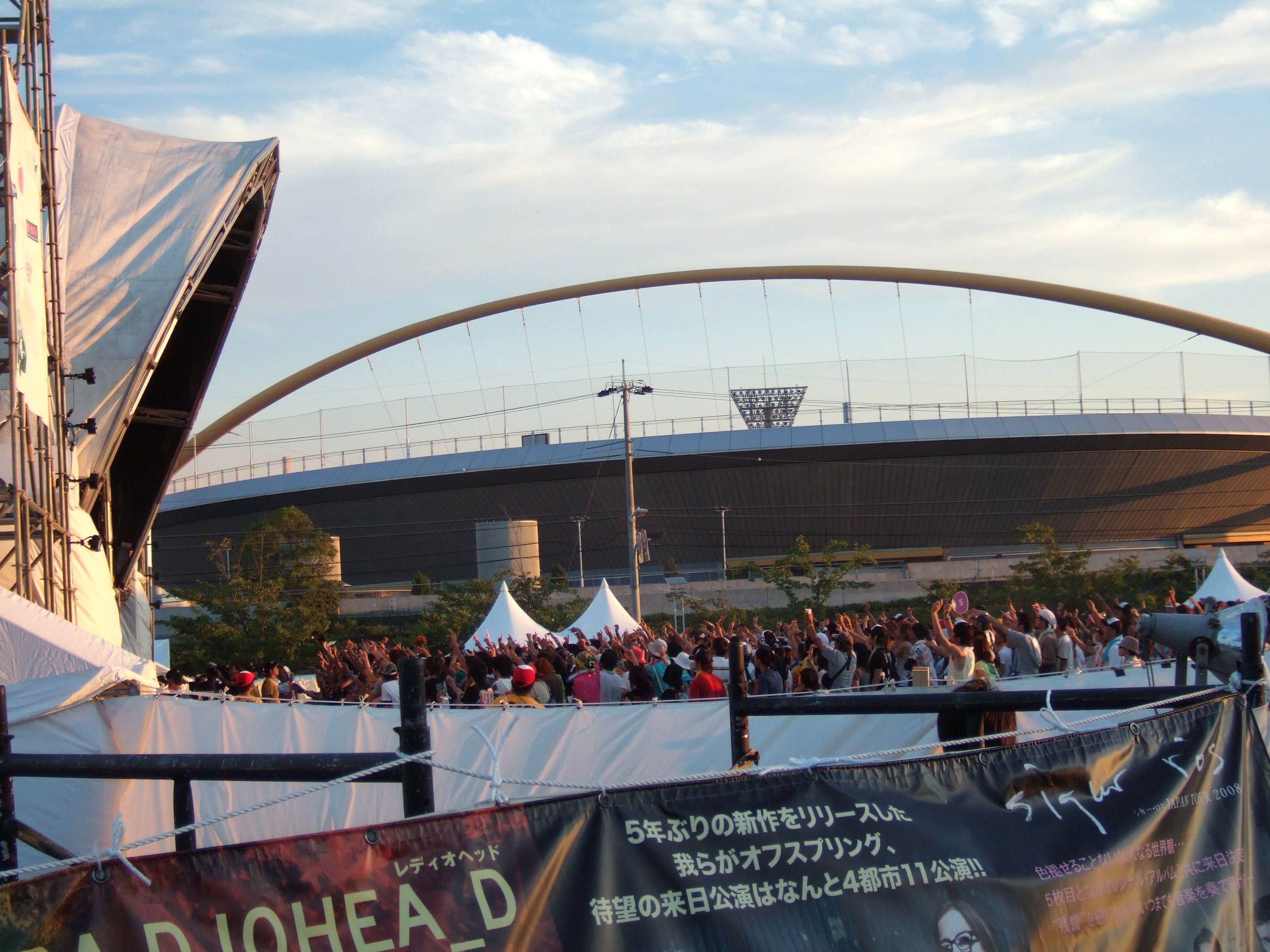 奥は舞洲ベースボールスタジアム。