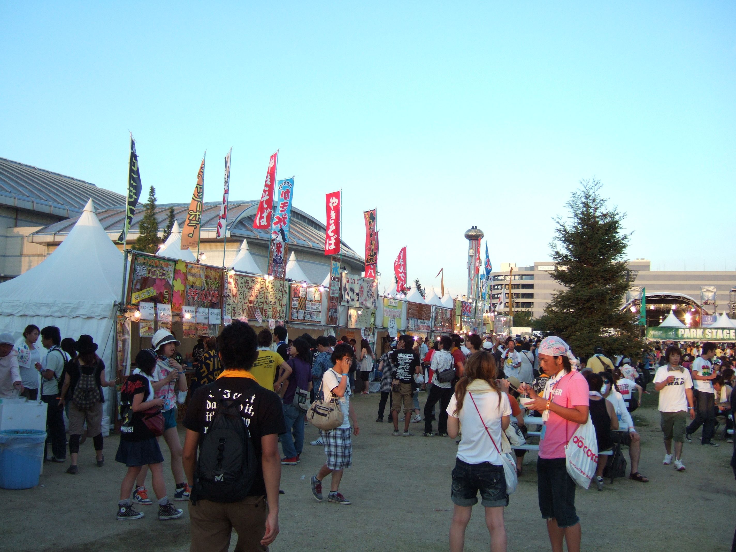 飲食店の並び。