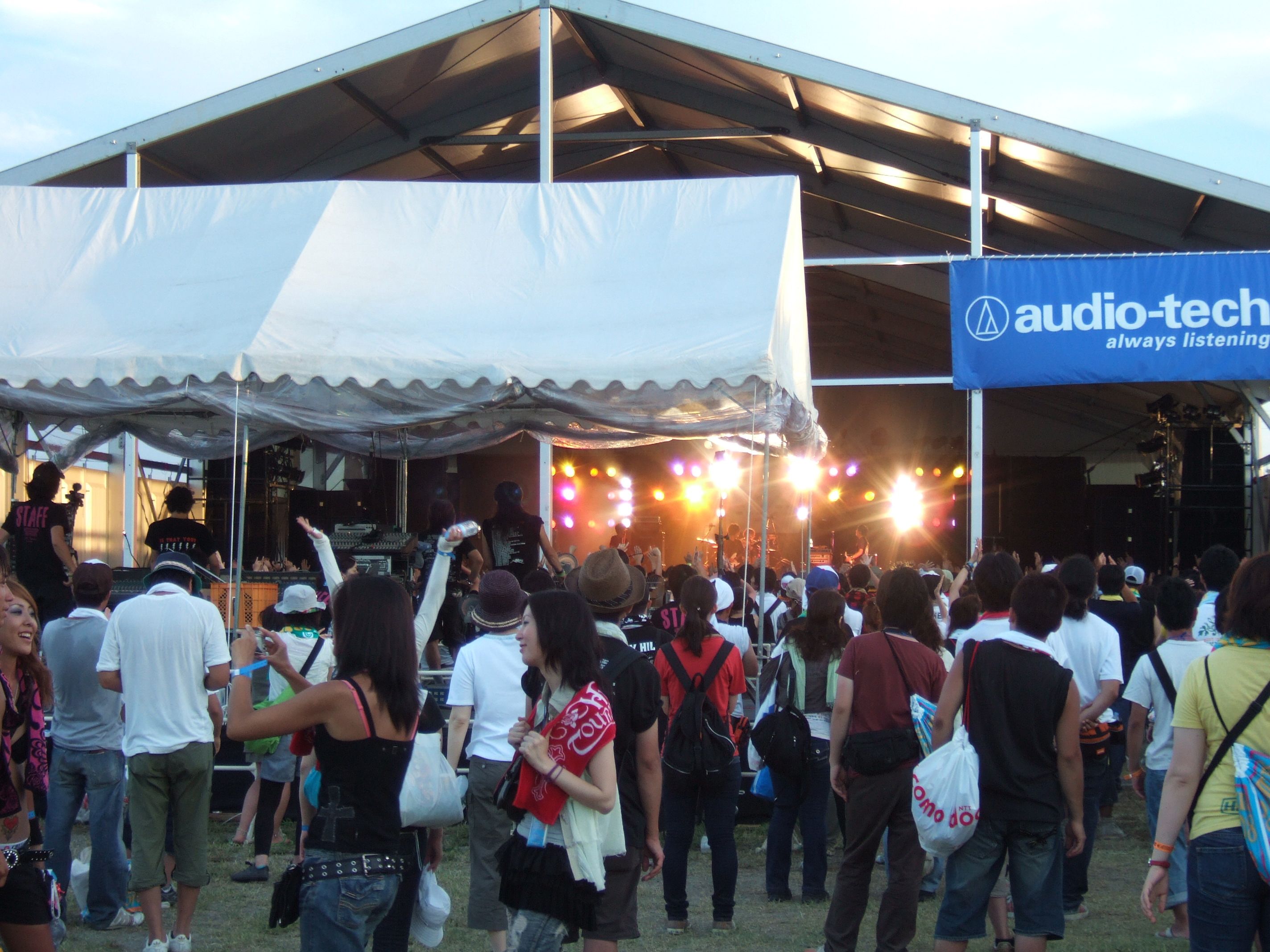 仮設のライブハウス。