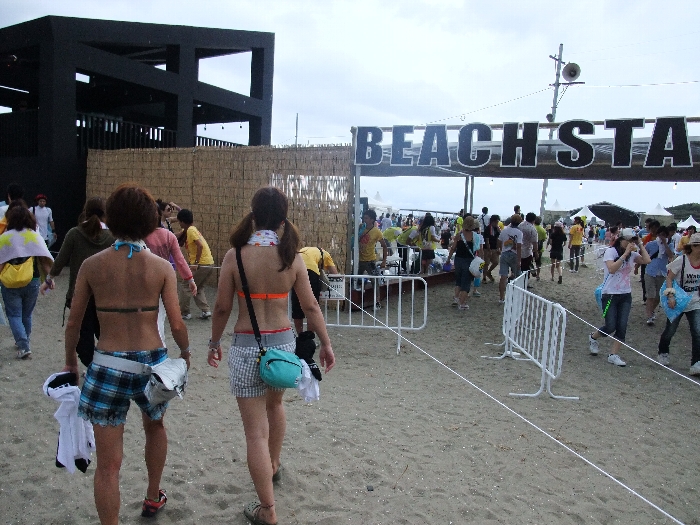 ビーチステージ。砂浜の上にステージがあります。