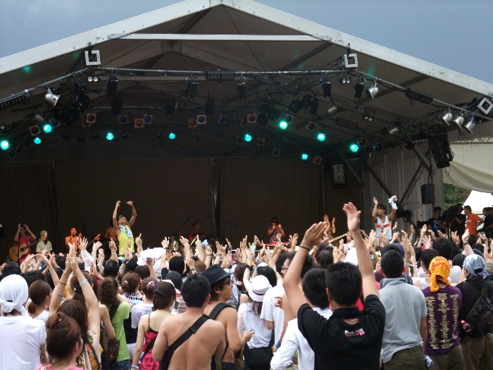 アコースティック楽器や南洋音楽が似合いそうなステージです。