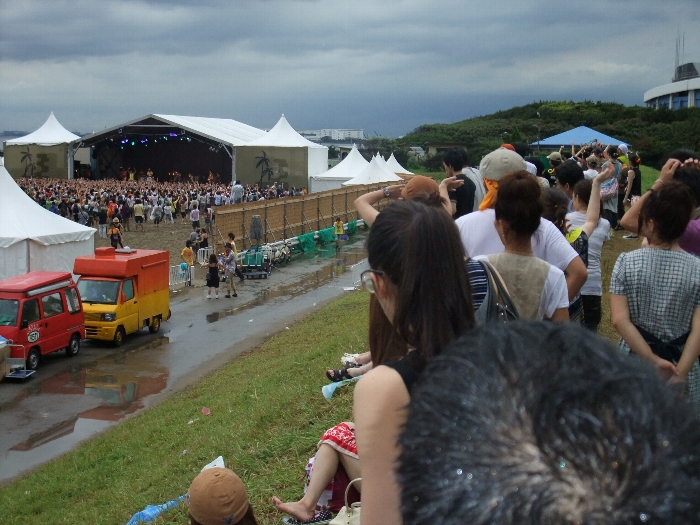 土手の上でも手を振っています。