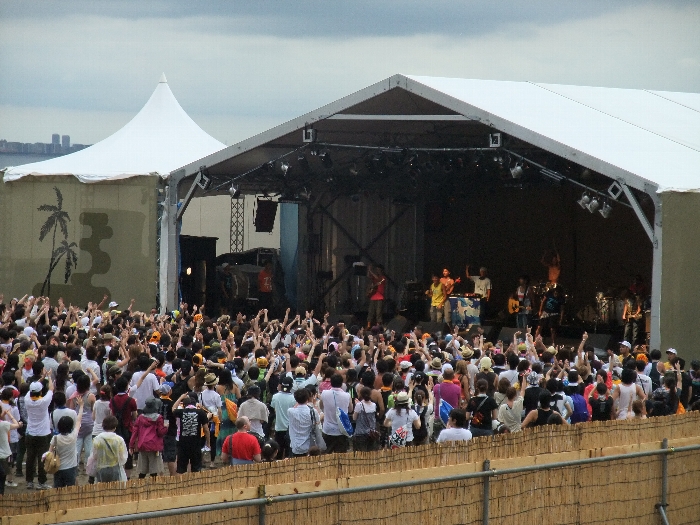 キマグレン公演中。