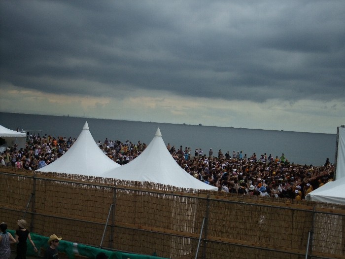 雨が降っていないのが不思議な暗い空です。
