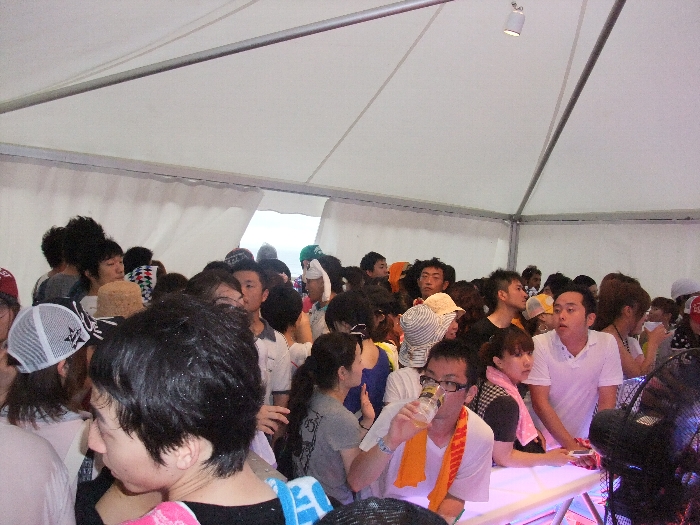 店の中で雨宿りする人たち。