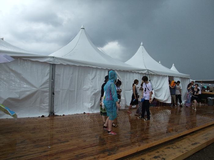 土砂降りで店を閉めているところ。