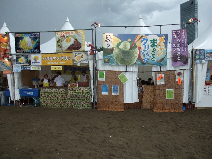 雨で開店休業状態の店。
