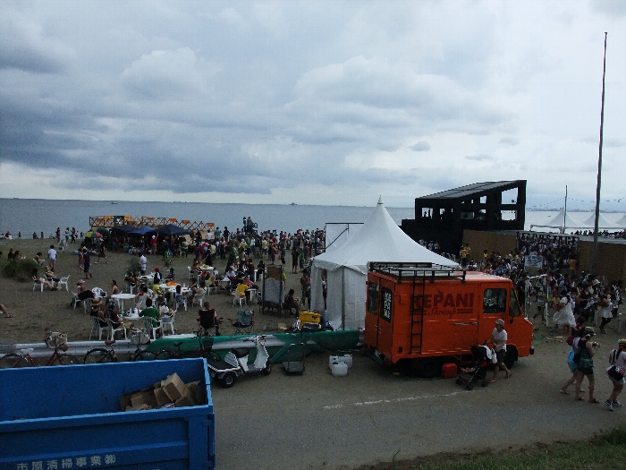 土手の上から稲毛海岸を望みます。