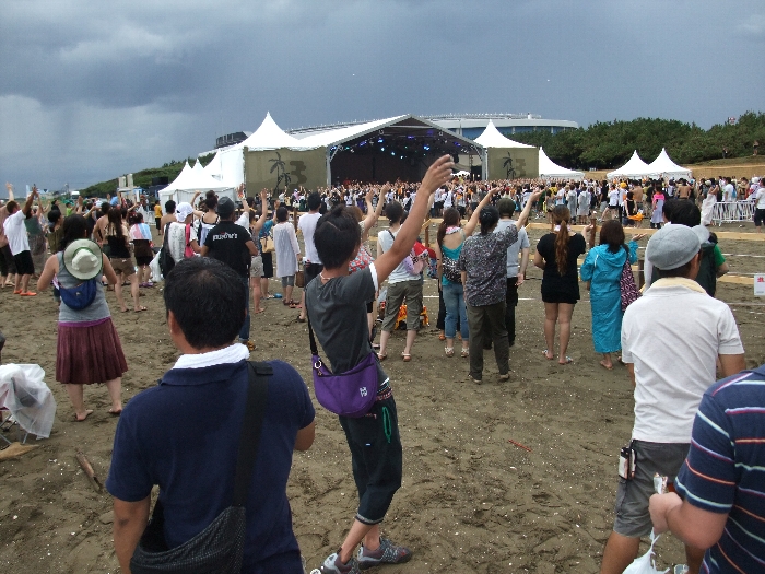 砂浜から見えるビーチステージ。