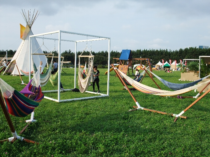 ハンモックがたくさん並べてあります。