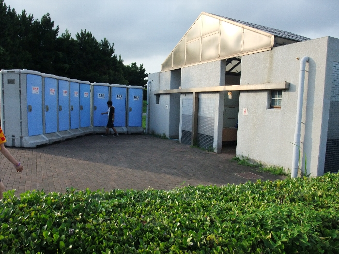 常設トイレにある仮設トイレ。男性用3基、女性用5基。