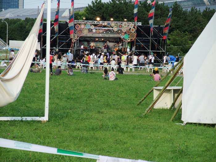 キャンプサイトから見えるシーサイドビレッジのステージ。