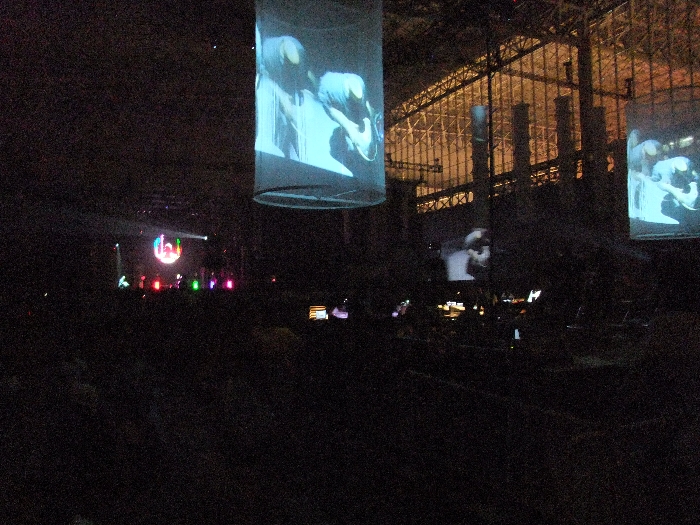 ハウス、テクノ、クラブミュージックが中心のダンスステージ。マリンステージで公演してもおかしくないような大物アーティストでもダンスステージで公演することがあるため、頻繁に入場制限があります。