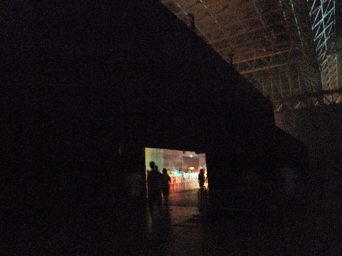 ダンスステージの入り口は、ステージが見えないように巨大な壁が設置されています。