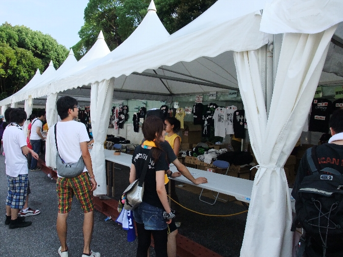 S、Mサイズは早く売り切れます。人気アーティストは1日目に売り切れます。