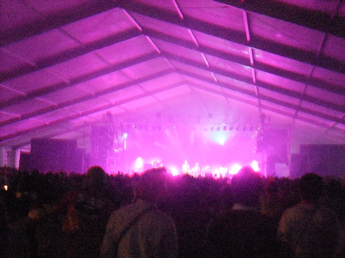 ライブハウスのような雰囲気です。