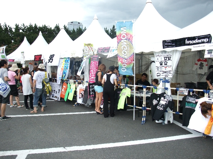 日本のアーティストを中心としたグッズ売り場。