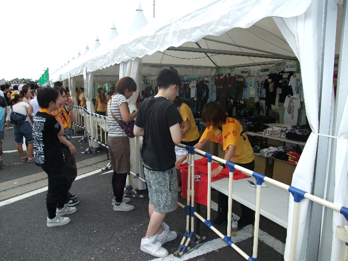 マリンステージに出演する海外アーティストのグッズ売り場。