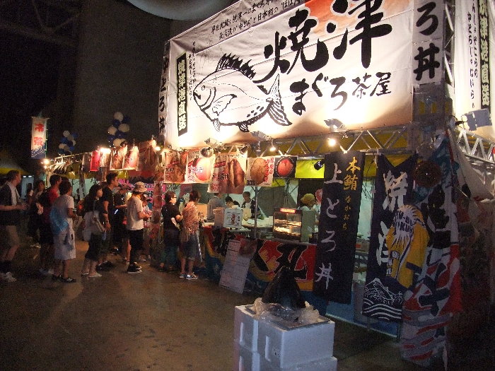 まぐろ丼を販売する焼津まぐろ茶屋。手前の発泡スチロールにマグロの頭部があります。