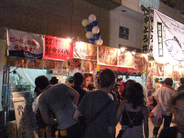 丼物の中では最も高いと思われる上とろ丼は1200円。中とろ丼は900円。20分以内で食べてくださいという表示があります。