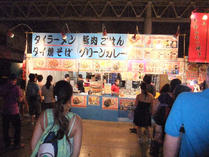 ラーメンとカレーと焼きそばとどんぶりを同時に販売する店はあまりありません。