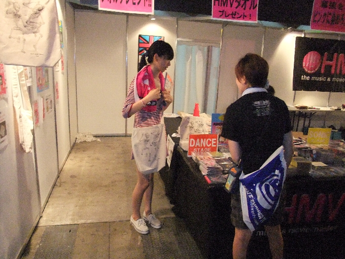 買うとHMVのタオルがもらえます。