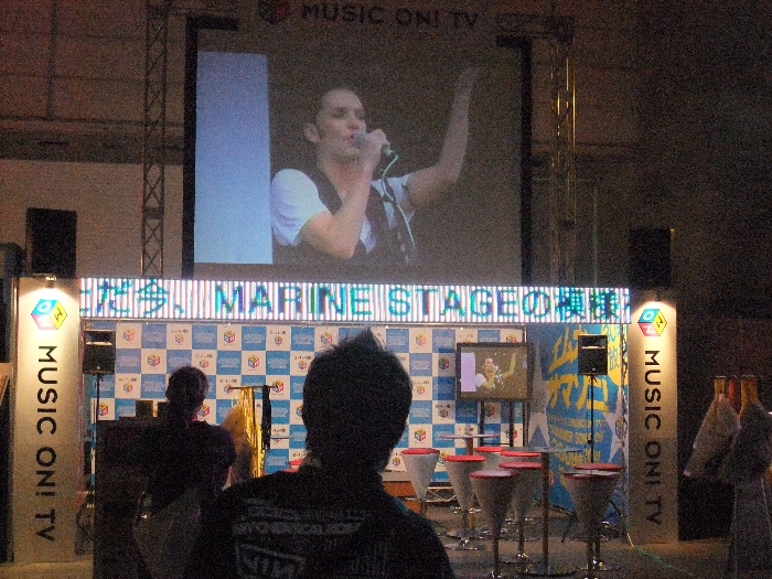 各ステージの中継映像を流しているMTV。