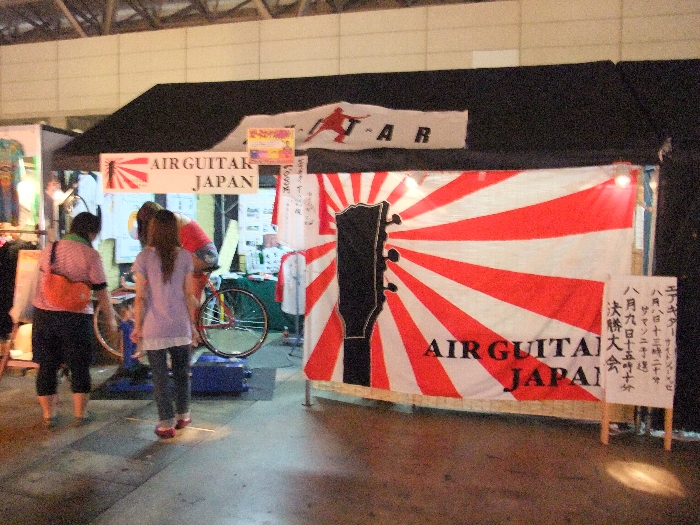 エアギターのコンテスト会場。